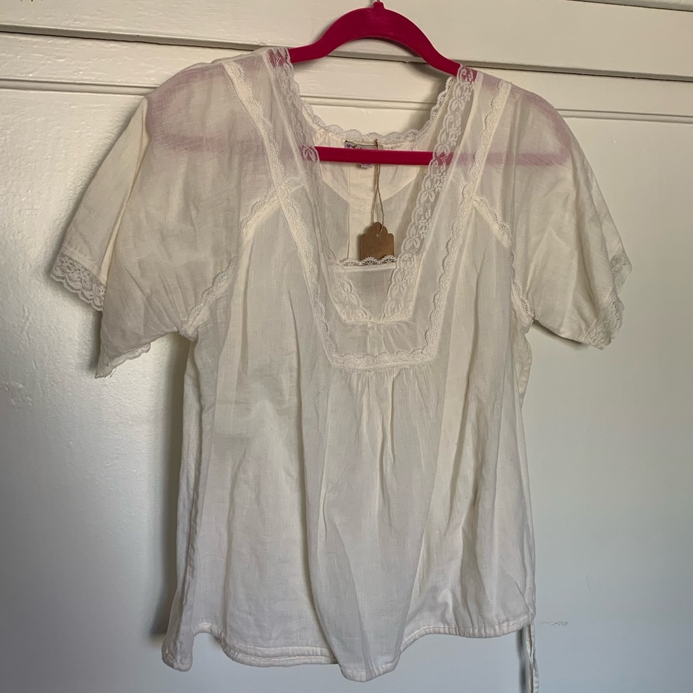 💯 cotton sheer lacey peasant blouse with cynch tie at bottom